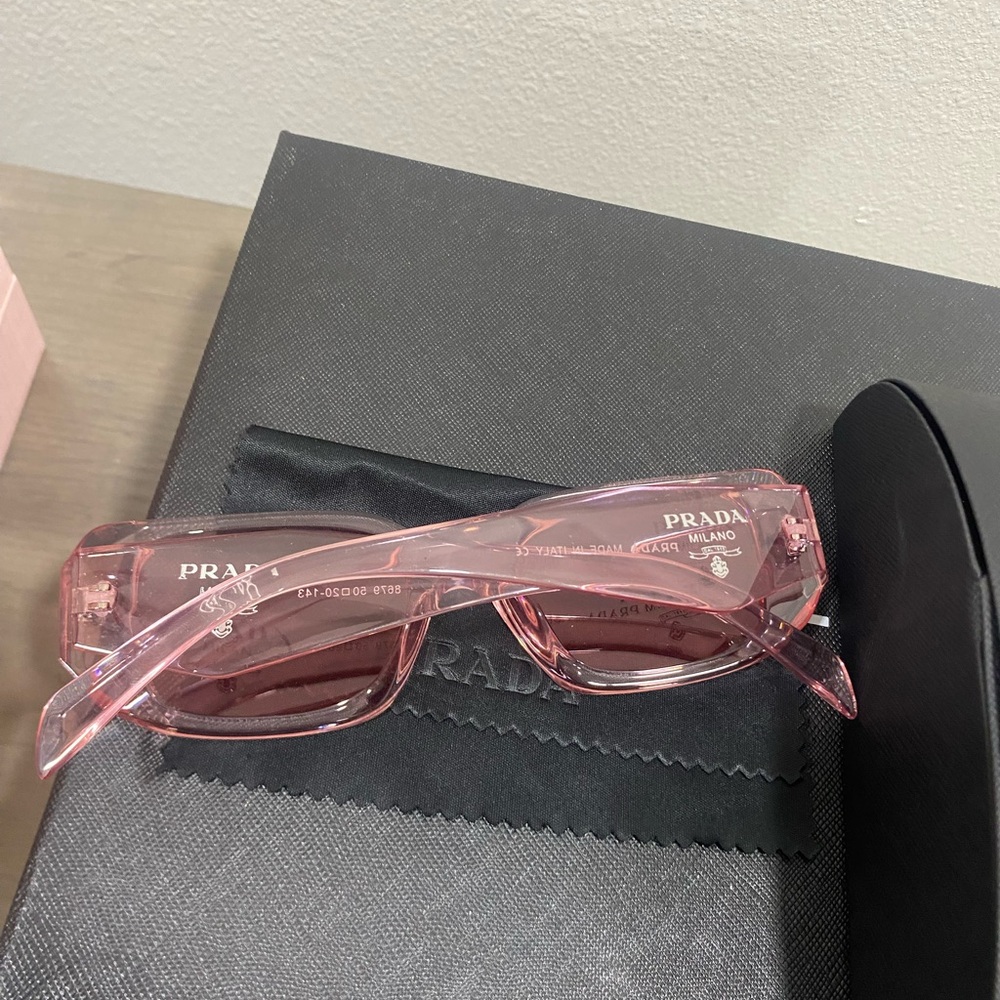 Fashion sleek Pink Rectangular Sunglasses - Picture 2 of 3